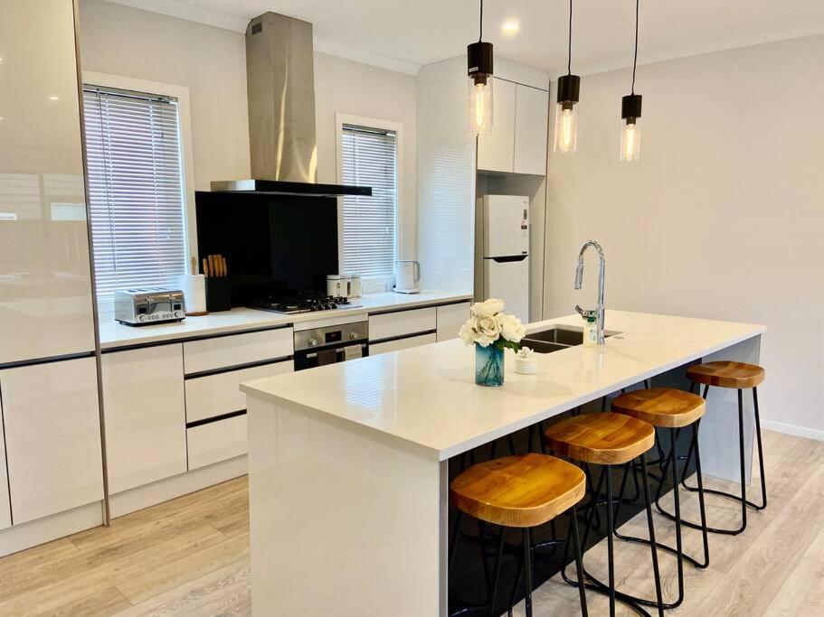 Morden Spacious New House Хамилтън Екстериор снимка