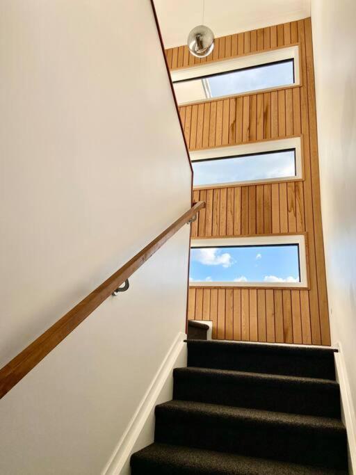 Morden Spacious New House Хамилтън Екстериор снимка