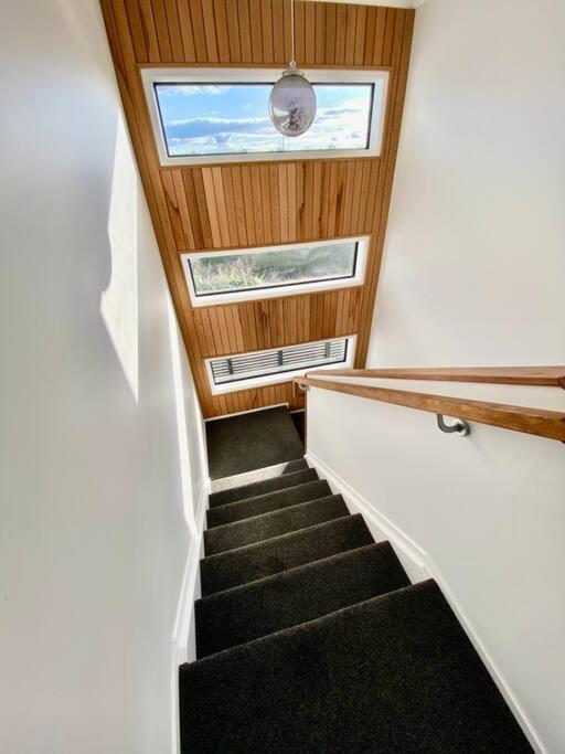 Morden Spacious New House Хамилтън Екстериор снимка