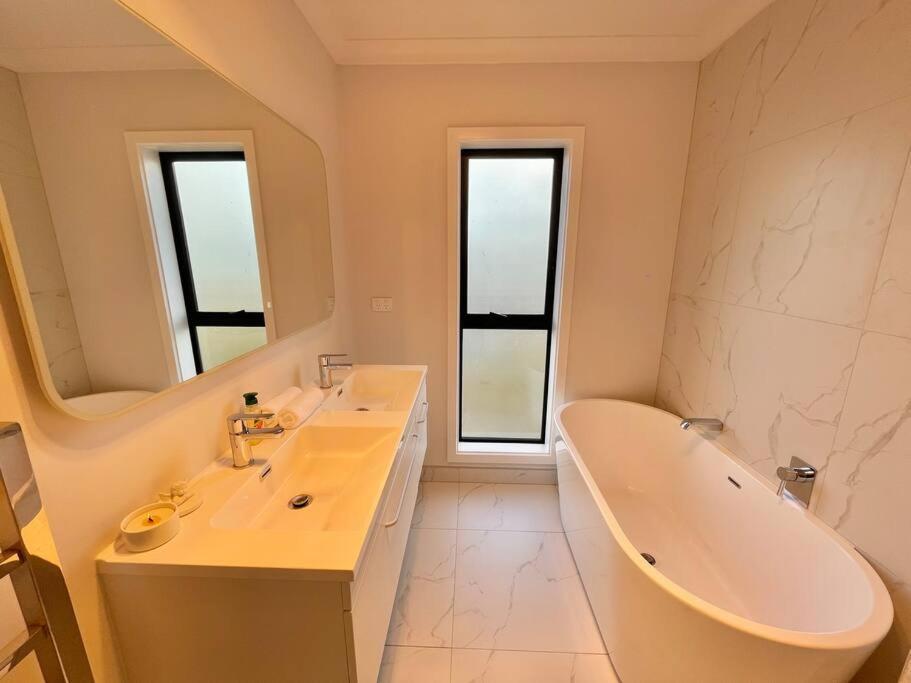 Morden Spacious New House Хамилтън Екстериор снимка
